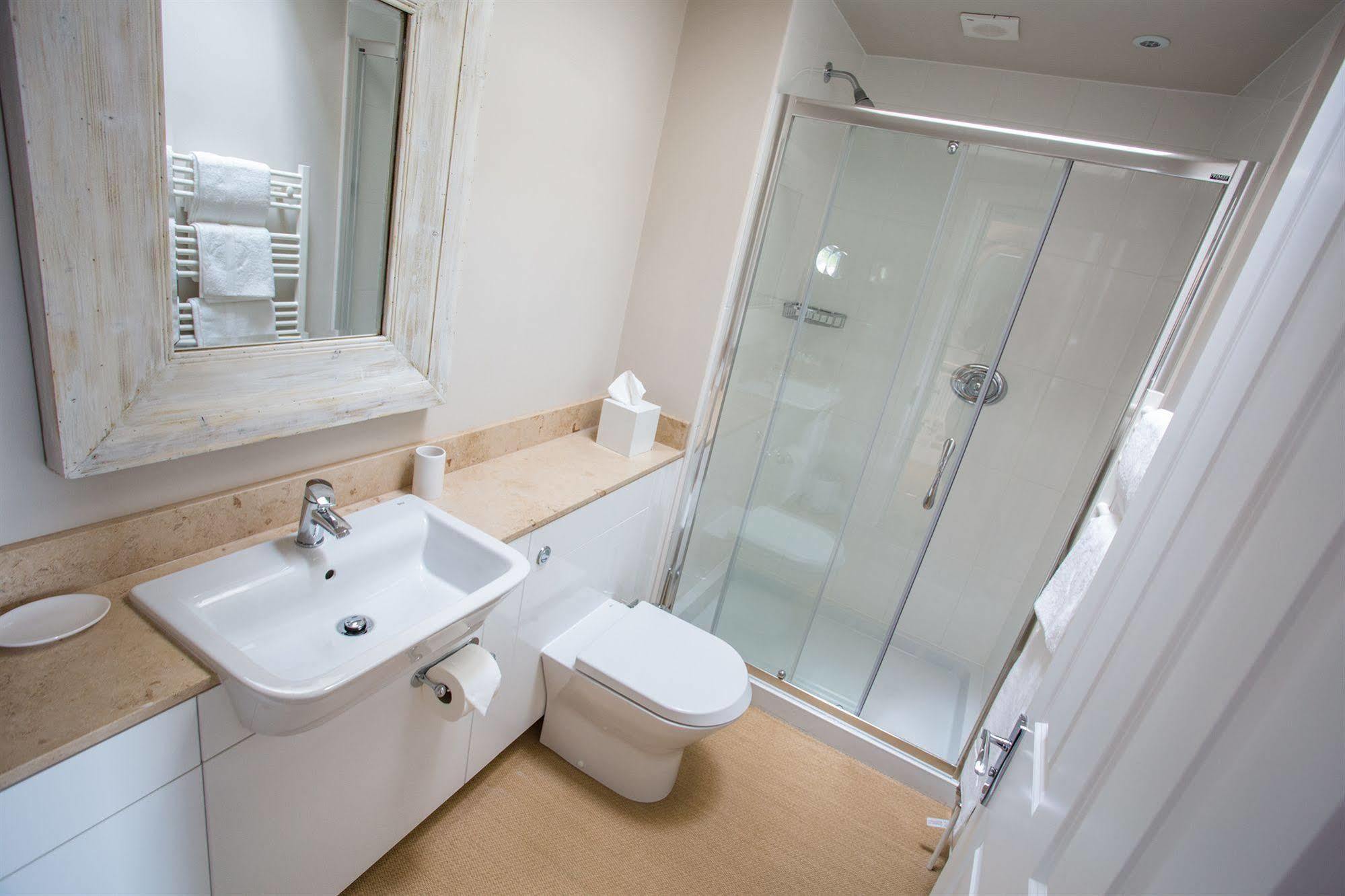 Grays Boutique B&B Бат Екстер'єр фото A shower enclosure