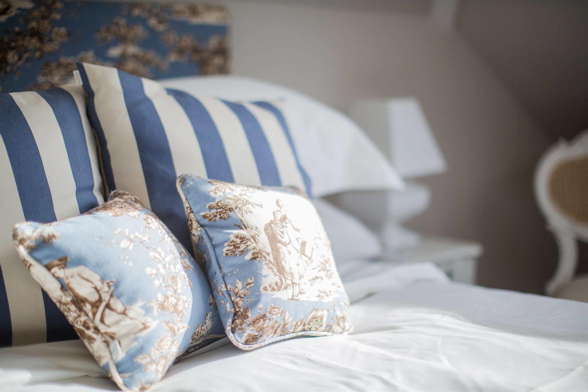 Grays Boutique B&B Бат Екстер'єр фото Cushions on a bed